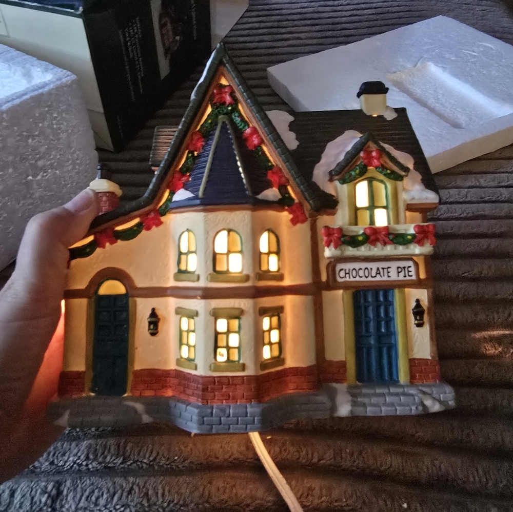 EUC vintage Copperfield Keepsake Porcelain Lighted House "Chocolate Pie" Xmas